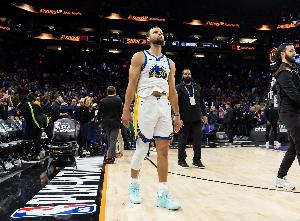 名记：库里渴望留守勇士 不会提出交易申请 他将与球队共进退
