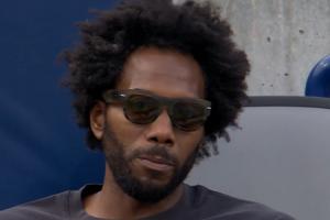 爆炸头卡已达北境！伦纳德现身多伦多观看网球公开赛